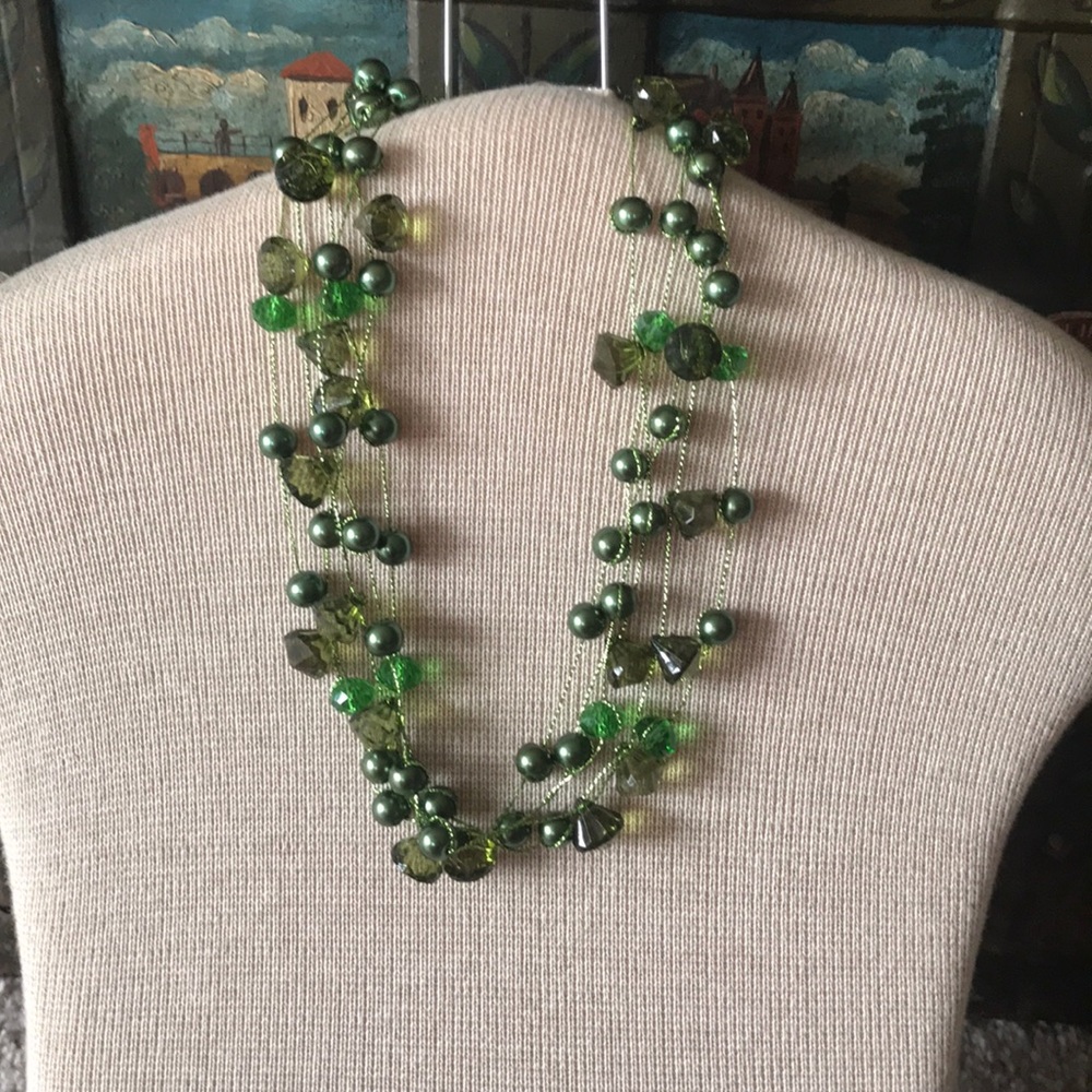 ⛄️ Free with any bundle. Necklace